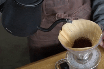 コーヒーを煎れている画像